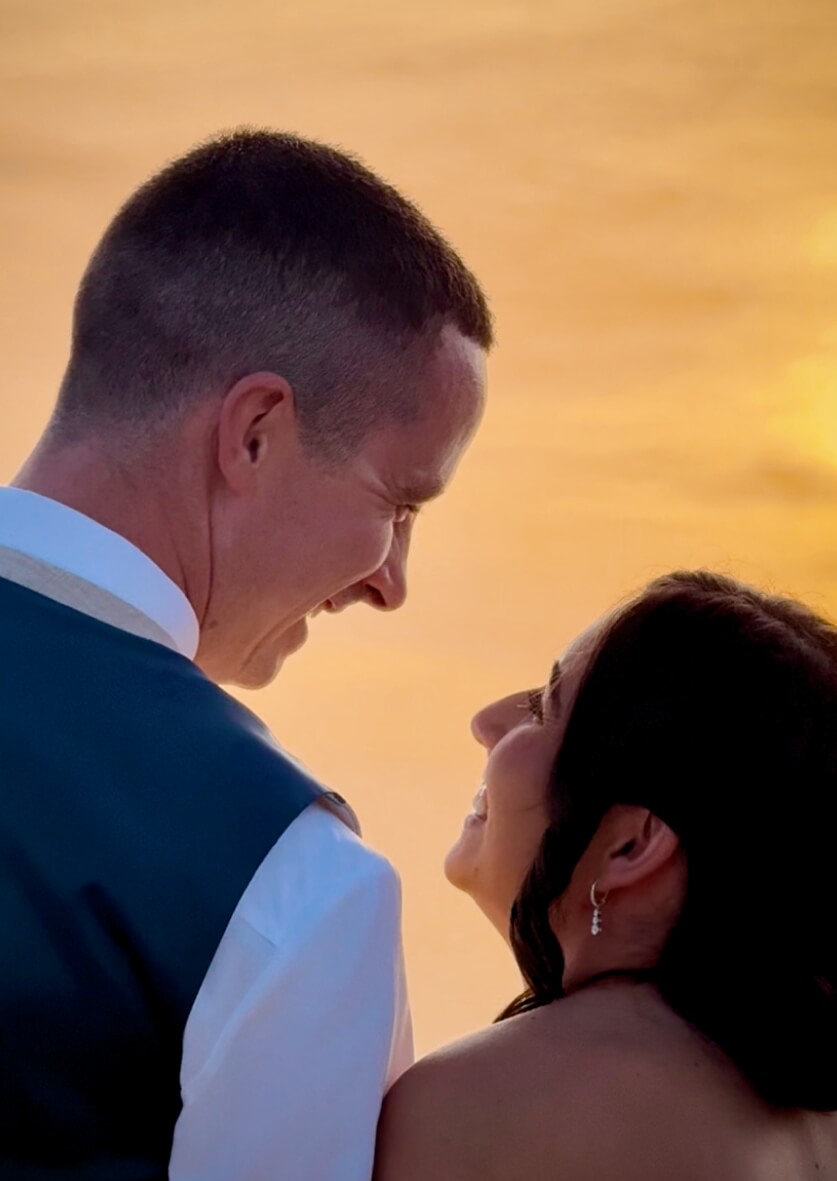 Sunset wedding photography in Ibiza – intimate couple portrait with romantic golden light.